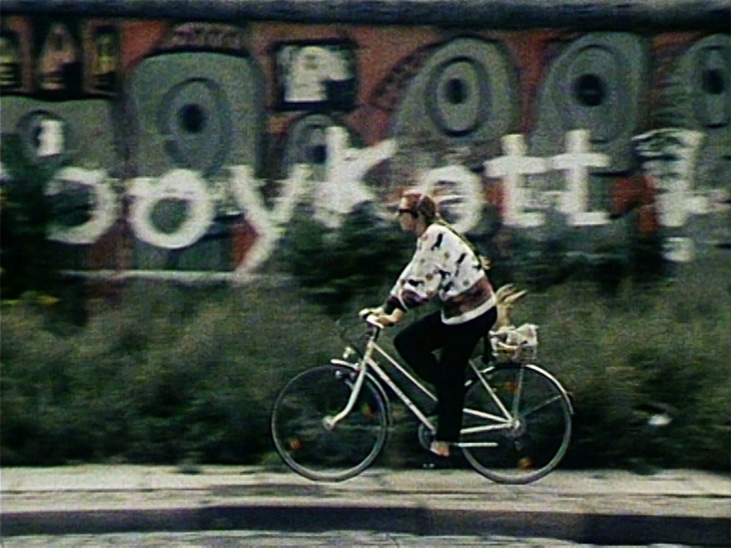Cycling the Frame + The Invisible Frame de Cynthia Beatt, 28 de abril às 11h15 no Batalha Centro de&nbsp;Cinema